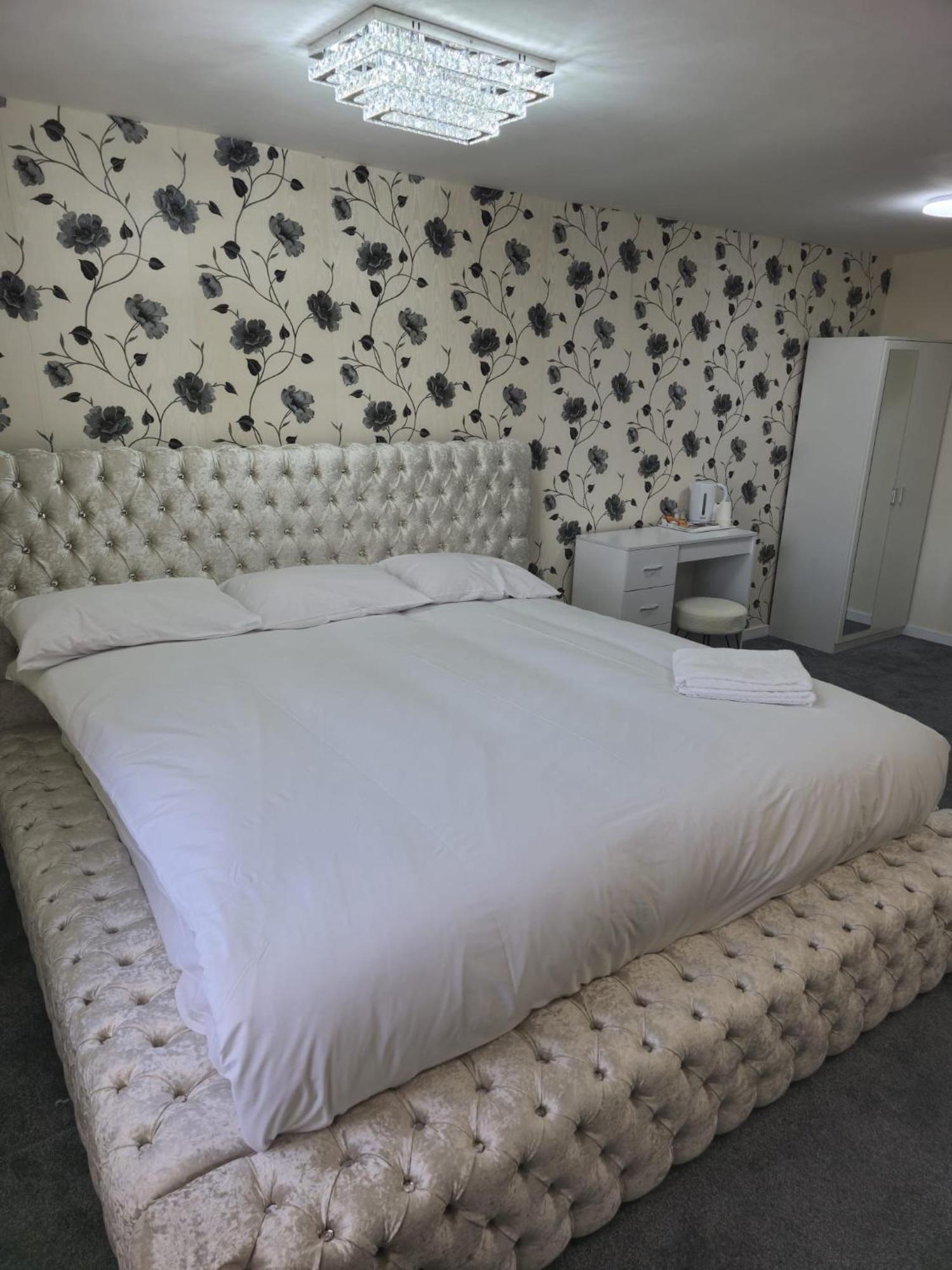 Zaheer'S Hotel Baldock Εξωτερικό φωτογραφία