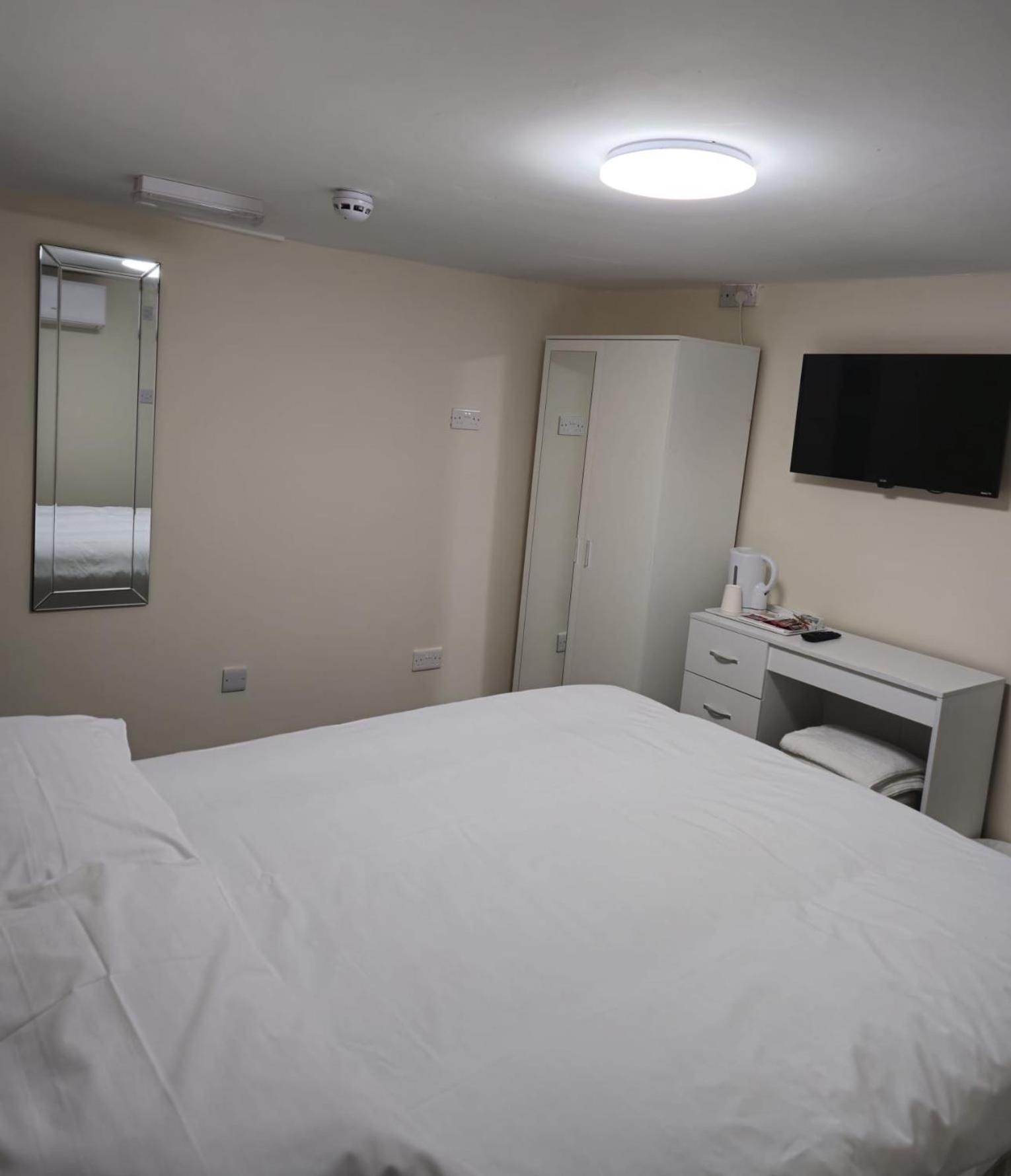 Zaheer'S Hotel Baldock Εξωτερικό φωτογραφία